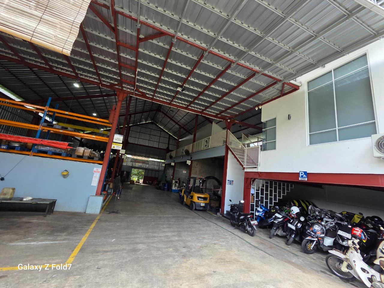 Foto dalam gudang Amanah Indonesia 3